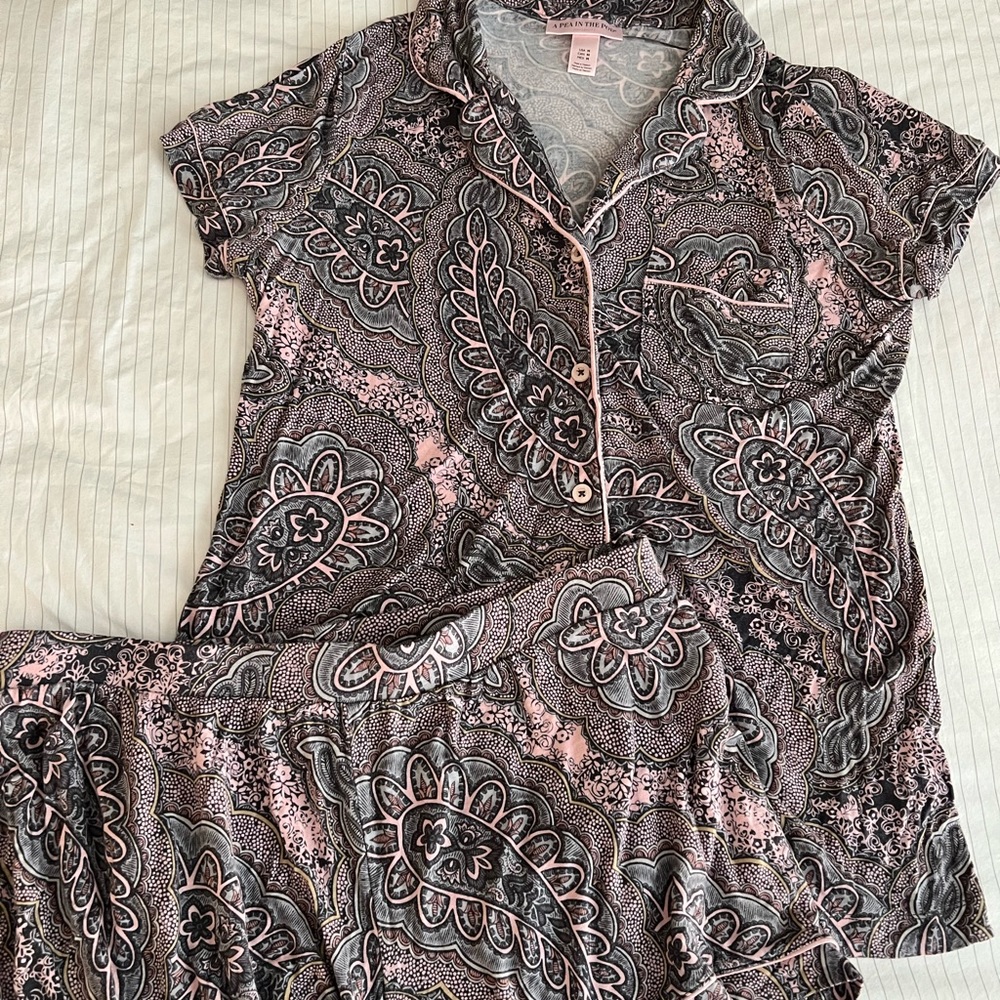 A Pea in the Pod Paisley Pajamas (M)